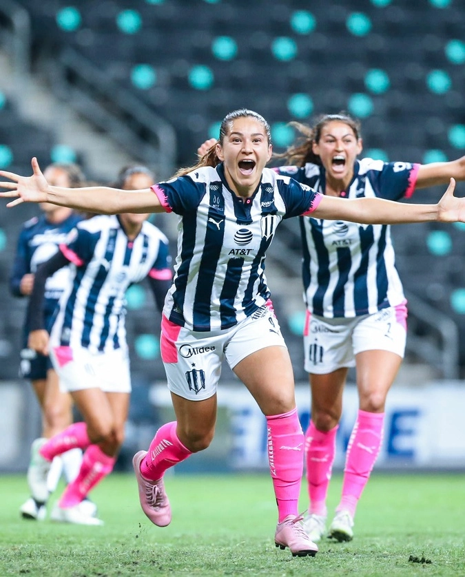 La jugadora de Rayadas, Desirée Monsiváis (c) festeja su anotación durante el encuentro. Foto tomada de la cuenta de Twitter @Rayadas