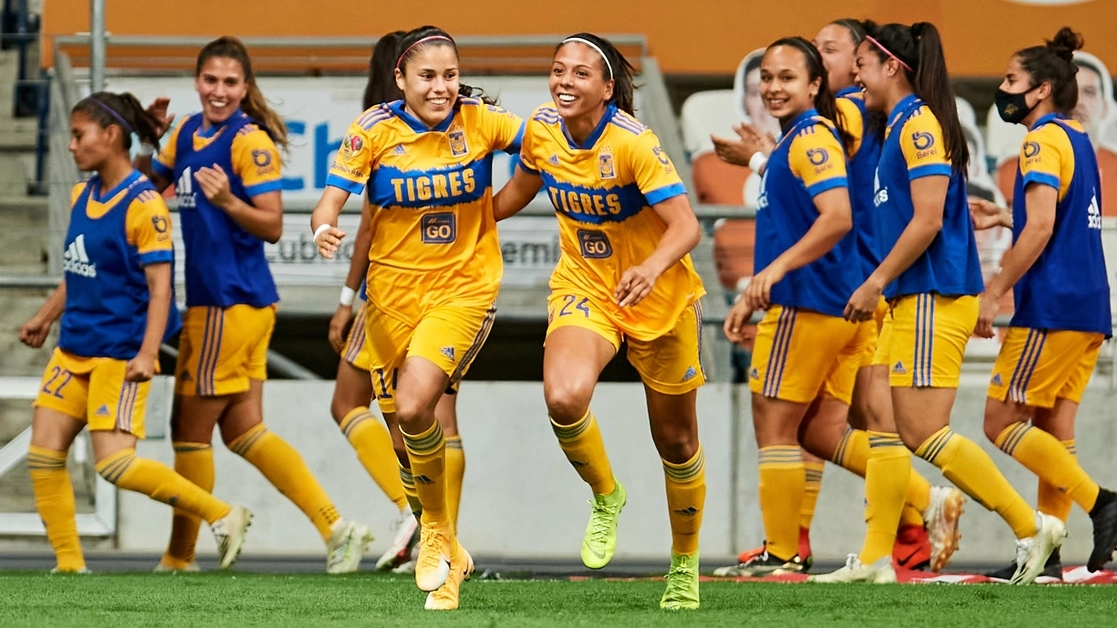 Jugadoras de Tigres festejan una anotación durante el encuentro. Foto tomada de la cuenta de Twitter @TigresFemenil
