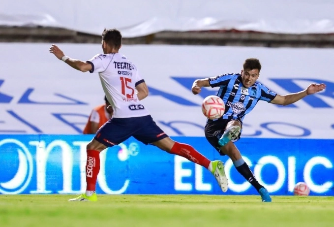 Ya con el duelo casi asegurado, el tercer tanto llegó al 78, cuando Jesús Gallardo rescató el esférico en un rebote y sentenció a quemarropa. Foto @Club_Queretaro