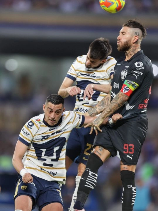 Sergio Ramos, de Monterrey, disputa un balón a sus contrincantes de Pumas, Rogelio Funes Mori (al frente) e Ignacio Pussetto. 