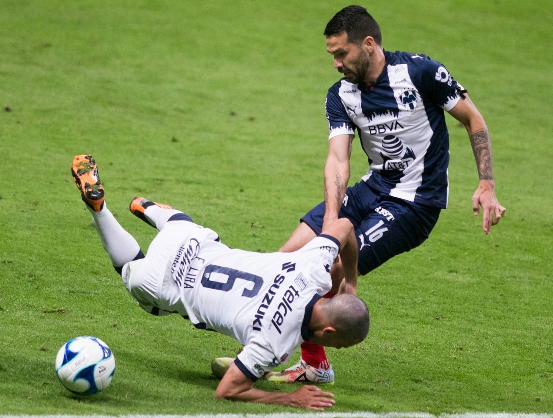 Celso Ortiz del Monterrey y Edson Gutiérrez de Pumas, en una jugada del partido. Foto Afp