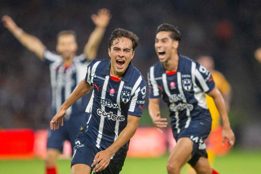 El mediocampista de Monterrey, Ike Fimbres, celebra después de anotar un gol durante el partido de fútbol del torneo Apertura de la Liga MX entre Monterrey y Tigres en el estadio BBVA en Guadalupe, NL. Foto Afp