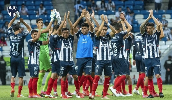 Jugadores de Rayados festejan al término del encuentro. Foto tomada de la cuenta de Twitter @Rayados