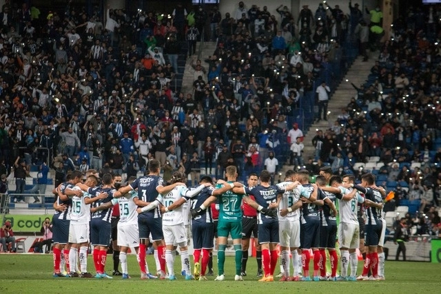 Jugadores de Rayados y Mazatlán se abrazan al centro de la cancha en símbolo de paz. Foto Afp