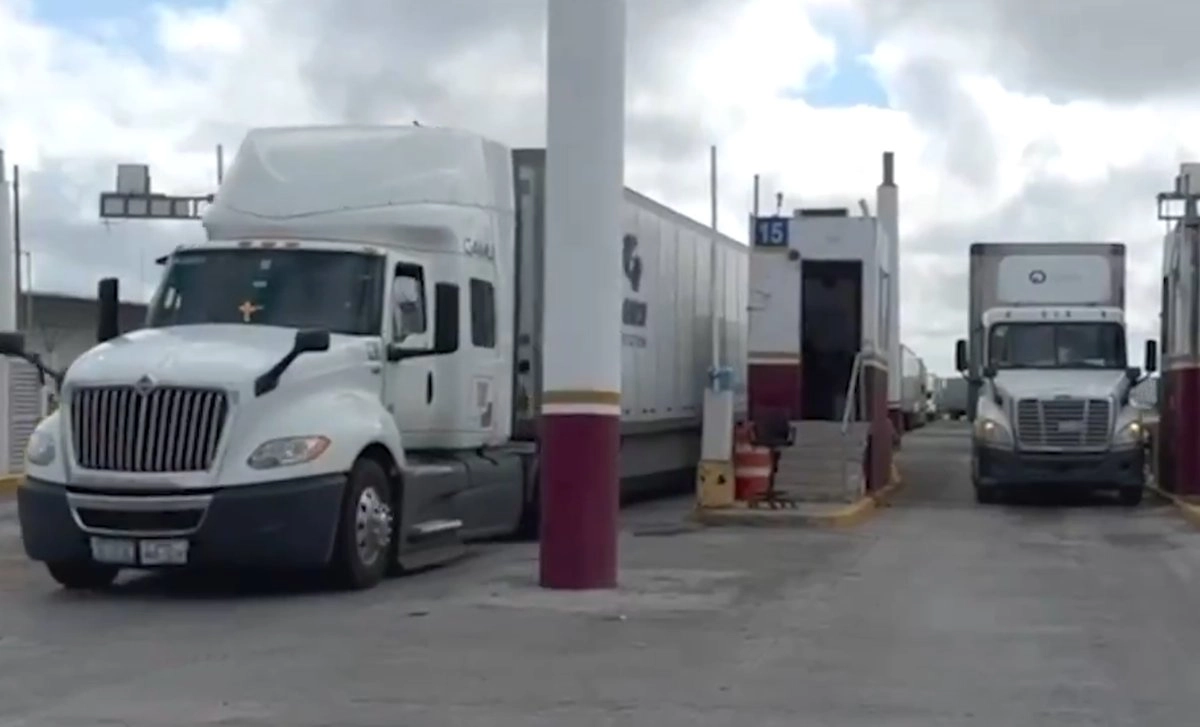Vehículos cruzando el puente fronterizo en Nuevo Laredo. Foto