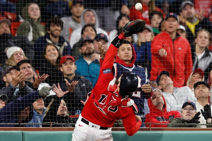 Connor Wong de los Medias Rojas de Boston atrapa la falta de Isaac Paredes de los Rays de Tampa Bay durante la novena entrada del segundo juego de béisbol. Foto Ap