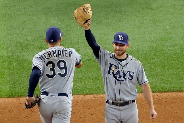 Brandon Lowe (der) celebra al término del juego. Foto Afp