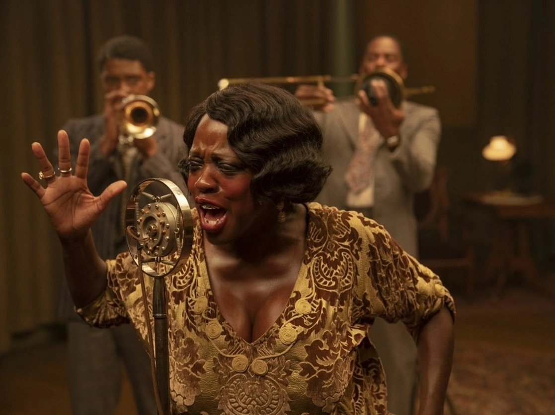 El fallecido actor Chadwick Boseman (izq.) y la actriz Viola Davis (centro, al frente), y Colman Domingo actúan en la cinta ‘La Madre del Blues’. Foto Netflix vía Ap