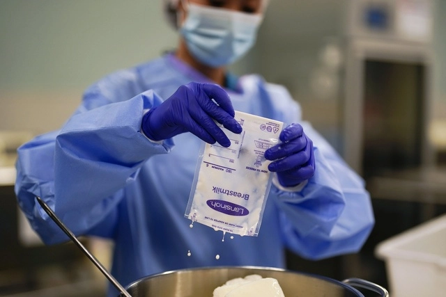 Estados Unidos enfrenta una inusual escasez de leche en polvo para bebé: Foto Ap