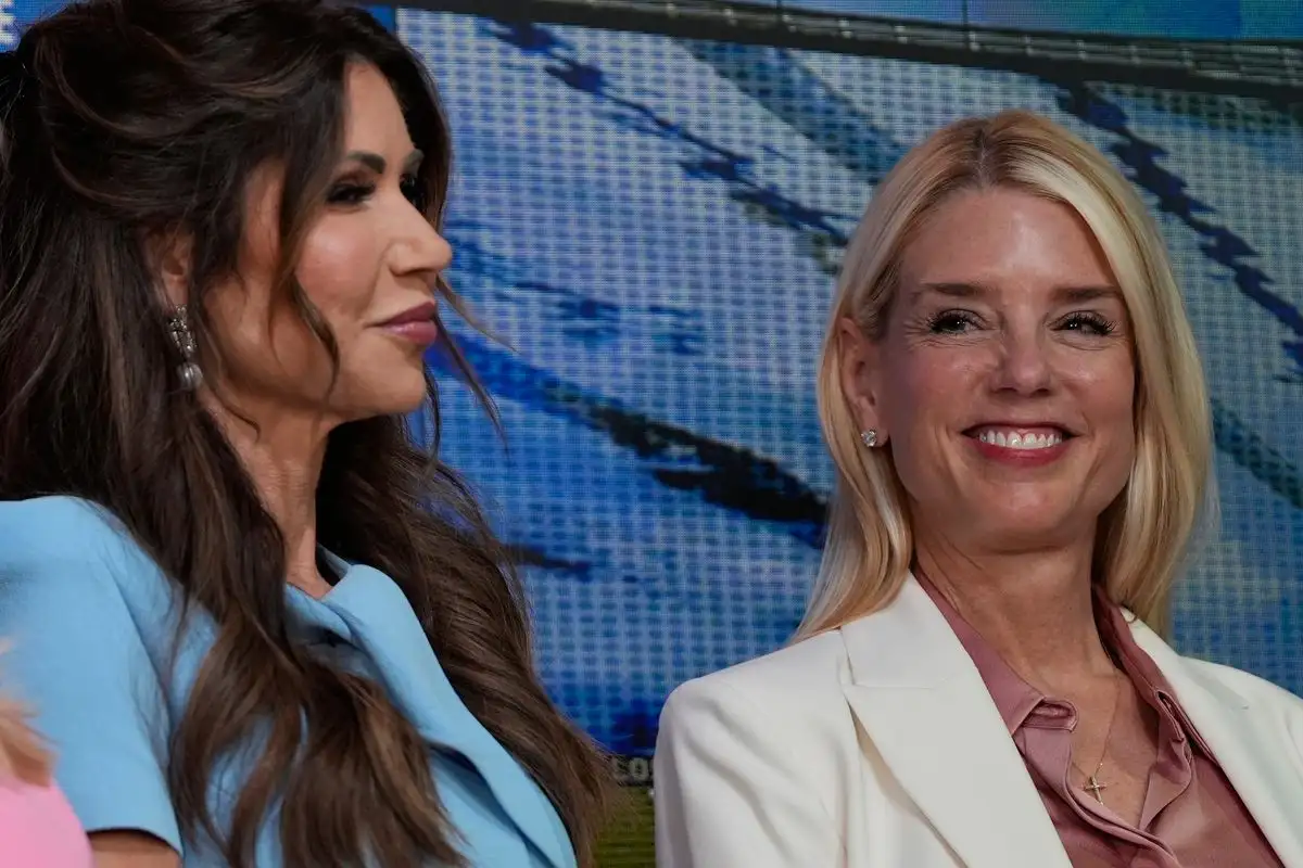 La fiscal general Pam Bondi (derecha) y la secretaria de Seguridad Nacional, Kristi Noem, en el Auditorio de la Corte Sur del Edificio de Oficinas Ejecutivas Eisenhower, en el campus de la Casa Blanca, en Washington D.C., el 5 de agosto de 2025. Foto 