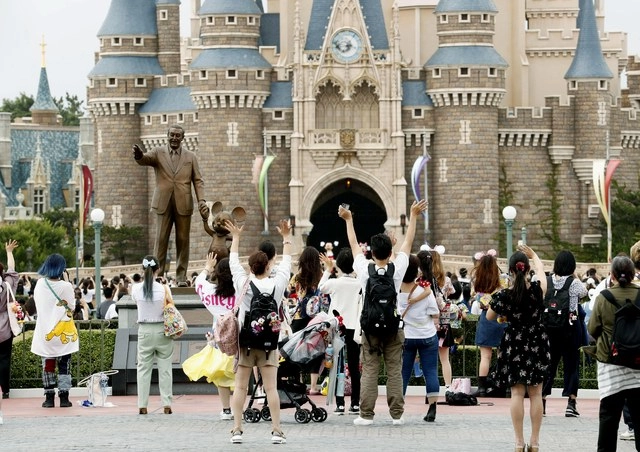 Disney Resort en Tokio recibió el miércoles a visitantes por primera vez en cuatro meses. Foto Ap 