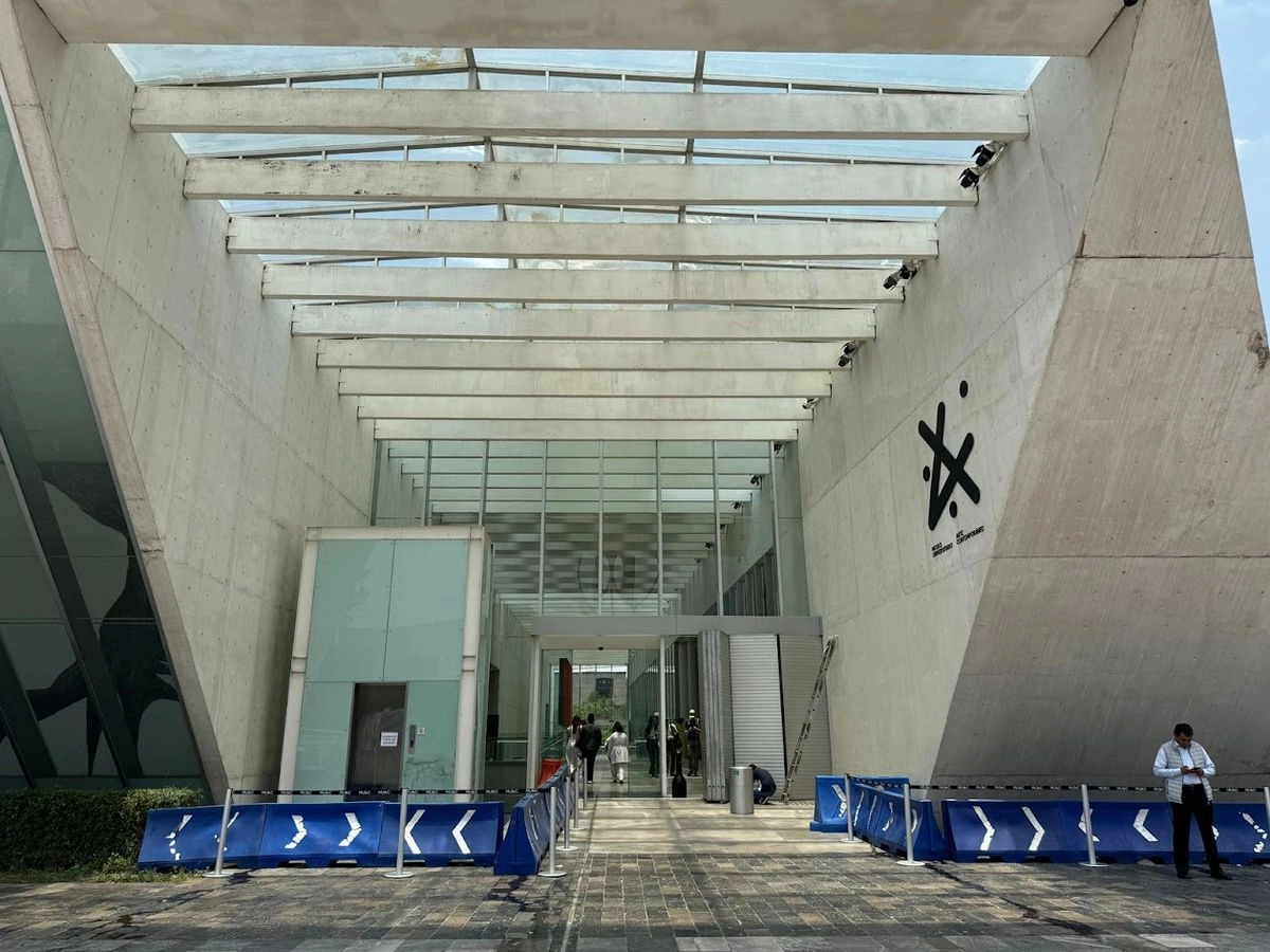 A partir del 1 de agosto, el MUAC tendrá nuevos horarios y costos de acceso. Abrirá de martes a viernes de 10:00 a 18:00 horas (excepto jueves, que cierra a las 20:00), los sábados de 11:00 a 20:00 y los domingos de 11:00 a 18:00; permanecerá cerrado los lunes. El costo general será de $60.00 en taquilla, con 50% de descuento para estudiantes y docentes de otras instituciones y para la comunidad UNAM.