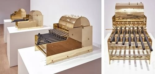 Reyes transformó partes de armas de fuego para hacer cajas de música que reproducen fragmentos de melodías de los países donde se fabricaron los artefactos; por ejemplo, en la imagen de la derecha, una caja que interpreta a Vivaldi y en la que se emplearon Berettas. Foto cortesía del artista