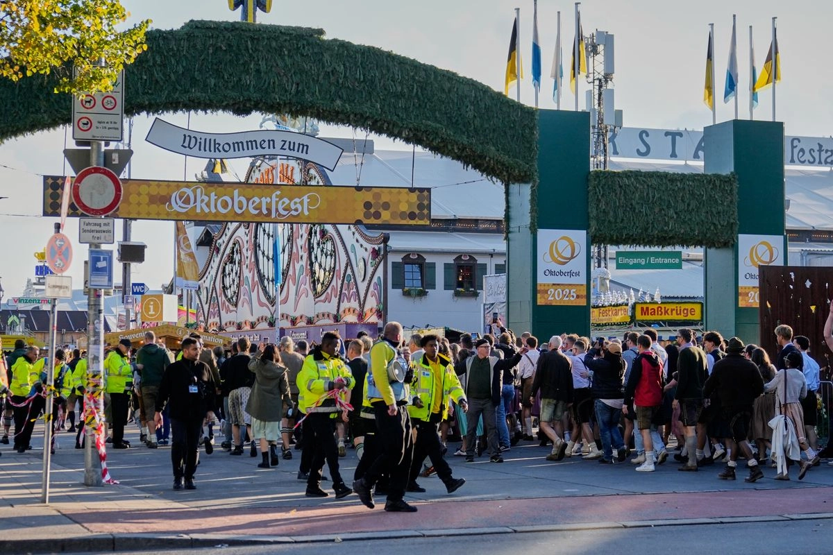 Visitantes caminan hacia la reapertura del Oktoberfest, que estuvo cerrado desde la mañana después de una amenaza de bomba en Múnich, Alemania, el miércoles 1 de octubre de 2025.
