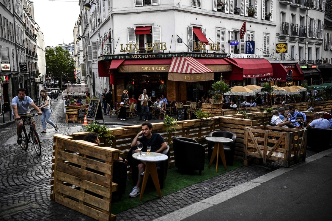 El 19 de mayo, restaurantes y cafés podrán recibir clientes al aire libre, con seis personas por mesa como máximo y el toque de queda será retrasado hasta las 9 de la noche. La imagen, en París, ayer. Foto Afp