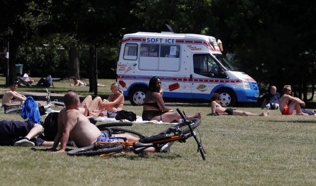 En un soleado martes en un parque de Londres, Inglaterra. Foto Ap 