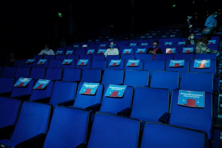 Cines, teatros, museos y gimnasios podrán abrir a partir de este fin de semana en Nuevo León. En la imagen un cine de la Ciudad de México. Foto Cristina Rodríguez 
