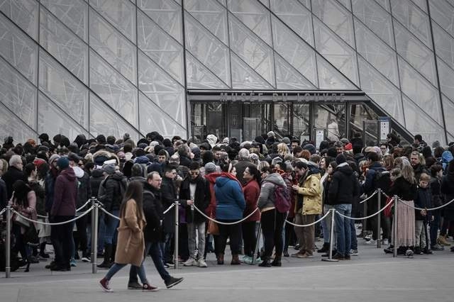 La reapertura del Museo de Louvre tuvo lugar bajo los aplausos de los turistas que esperaban. Foto Afp 