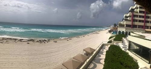 Luego de no registrar defunciones por Covid-19 y sólo 13 contagiados en Quintana Roo, el gobernador Carlos Joaquín González anunció la reanudación de la actividad turística en el norte del estado, donde se localiza Cancún, con la reapertura de 30 mil habitaciones de hoteles. Foto Patricia Vázquez