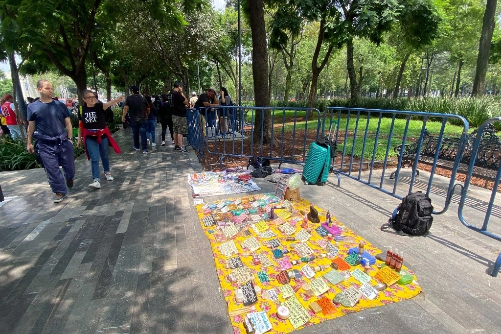 Fueron retiradas las vallas colocadas alrededor de la Alameda Central para evitar la ocupación del comercio informal. Foto Germán Canseco / Archivo