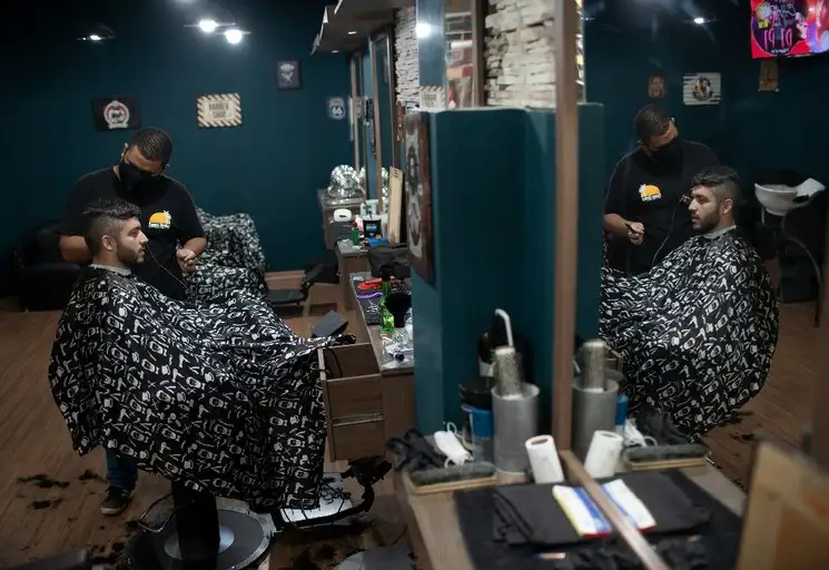 Gimnasios, salones de belleza y casas de tatuajes también reabrieron en Río de Janeiro luego de más de tres meses de paralización por la pandemia de Covid-19. Foto Ap