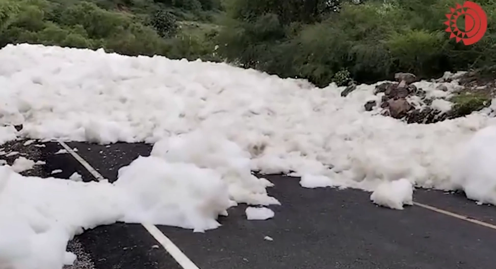 Autoridades municipales reportaron que la espuma, que abarcaba un tramo de 50 metros de la arteria, se diluyó por “las condiciones favorables del clima”. Foto 