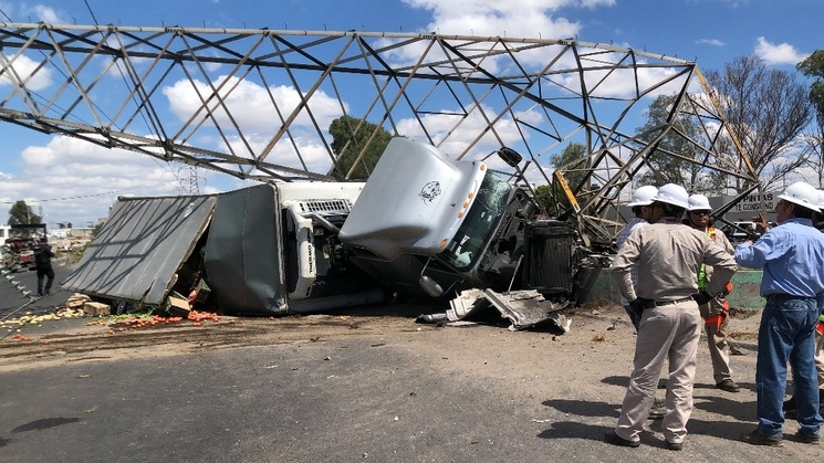 El accidente ocurrió la madrugada del domingo 25 de junio, cuando el tráiler chocó contra la torre de CFE al tratar de esquivar un auto que circulaba en sentido contrario. Foto Javier Salinas 