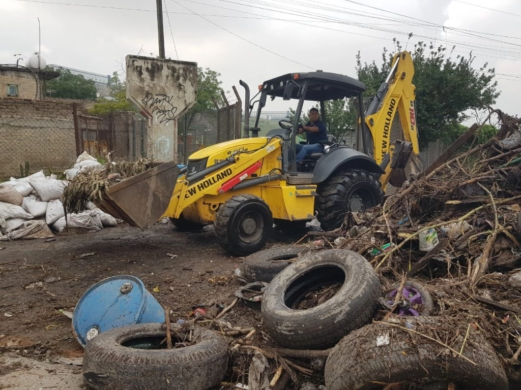 Cuadrillas de trabajo de Cuautitlán Izcalli realizan tareas de limpia en las zonas afectadas por las fuertes lluvias registradas la víspera. Foto Tomada de X @GobIzcalli