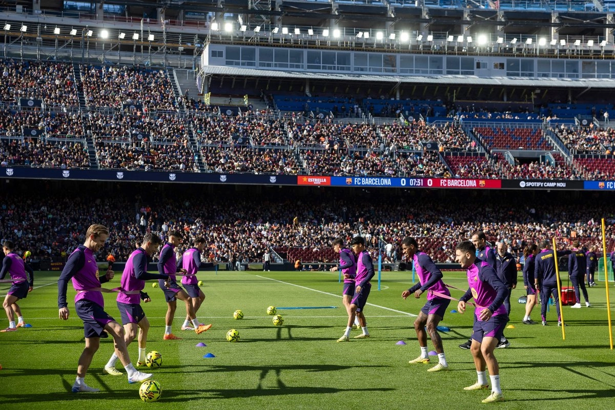 Ante unos 45 mil aficionados, jugadores del primer equipo del Barcelona realizaron un entrenamiento en la cancha del Camp Nou, el cual ha sido remodelado desde 2023. Foto 