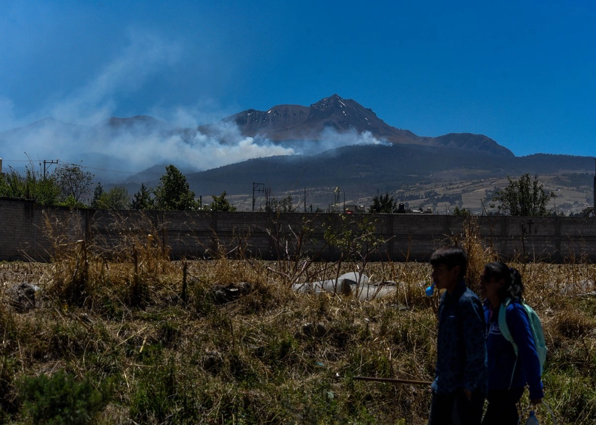 Las nuevas condicionantes para los visitantes a la parte alta del Nevado de Toluca incluye que el acceso será exclusivamente a pie, iniciando desde el paraje denominado Parque de Los Venados con destino al cráter, en un recorrido aproximado de cinco kilómetros. Foto 