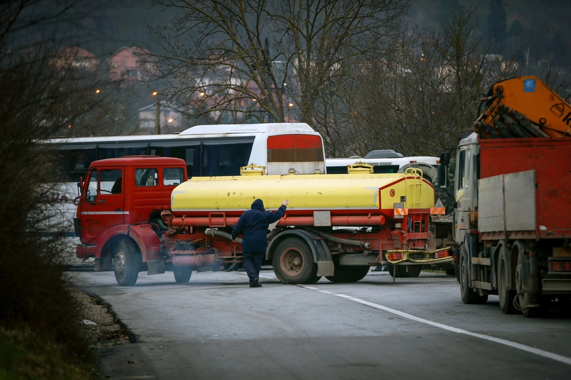 El principal paso fronterizo entre Serbia y Kosovo se reabrió tras las tensiones de los últimos días que causaron alarma internacional por la peor crisis en la región en los últimos años. Foto Ap