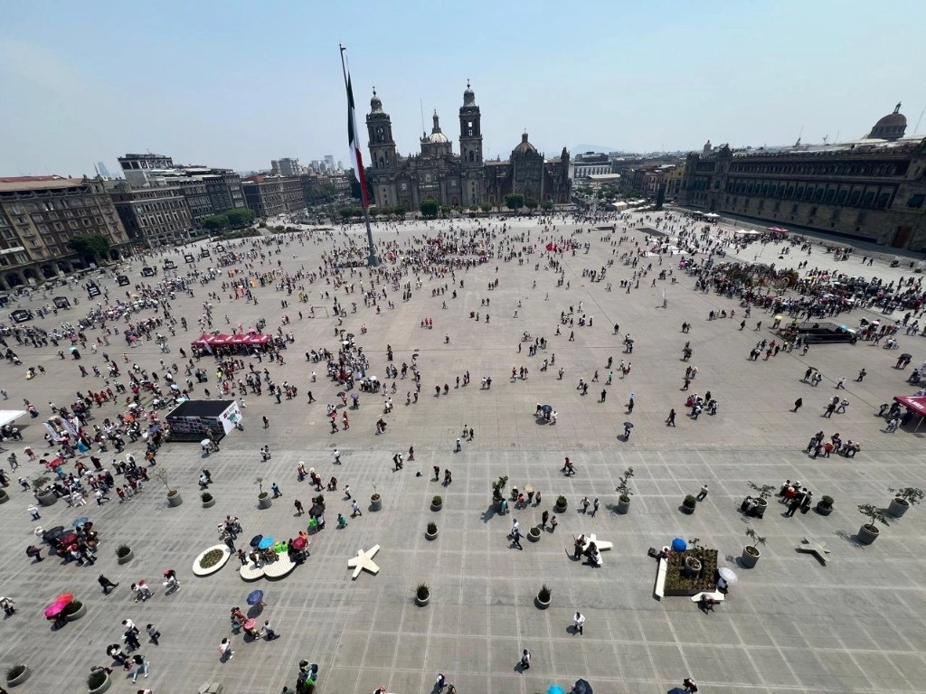 El jefe de Gobierno de la Ciudad de México, Martí Batres, encabezó la primera caminata por el Zócalo peatonal, realizada este domingo 12 de mayo de 2024. Foto María Luisa Severiano
