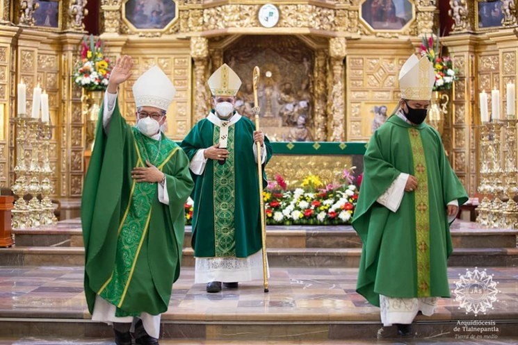 Al centro de la imagen, José Antonio Fernández Hurtado, arzobispo de Tlalnepantla, en la homilía de este domingo. Foto tomada de facebook.com/ArquidiocesisdeTlalnepantla 