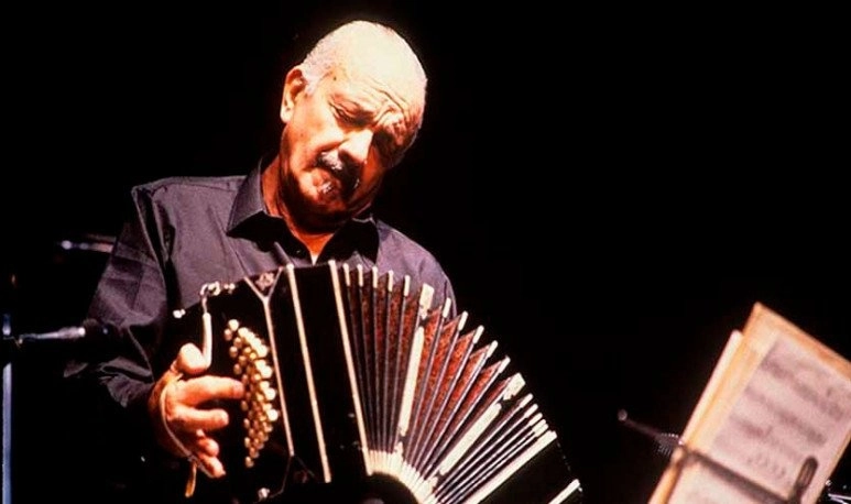 Astor Piazolla durante un concierto en vivo. Foto cortesía Piazzolla100oficial / Archivo