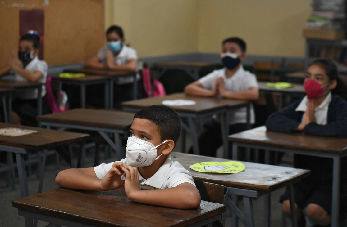 Alumnos inician clases en una escuela en Caracas, el 25 de octubre de 2021. Foto Afp