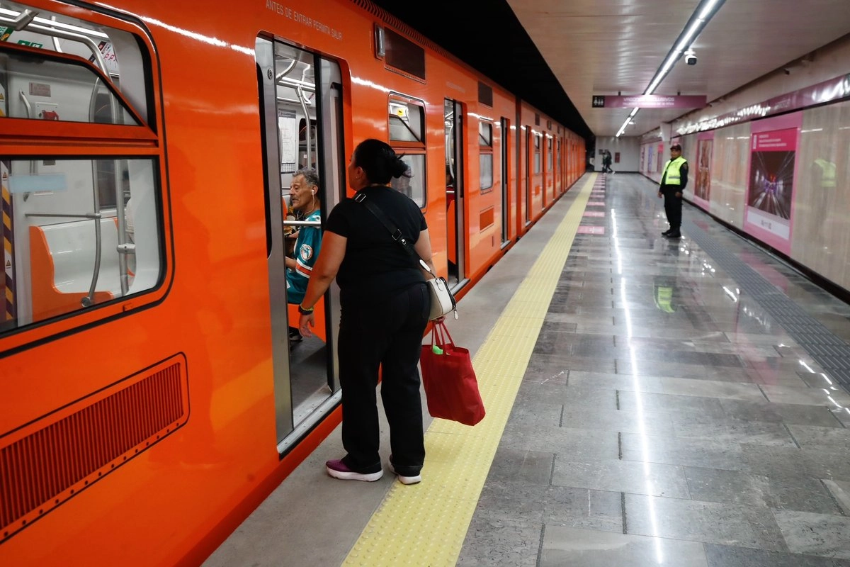 Lo anterior luego de que al menos 17 estaciones más, como Isabel la Católica, Salto del Agua y Balderas de la Línea 1 y Garibaldi, Bellas Artes, San Juan de Letrán y Salto del Agua de la línea 8, entre otras permanecieran cerradas por cerca de 5 horas, lo que ocasionó que usuarios buscaran distintos medios de transporte para llegar a sus actividades.