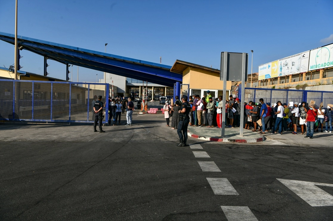 Cientos de personas, la mayoría marroquíes, esperan tramitar los asilos para ingresar a Marruecos. Foto Europa Press