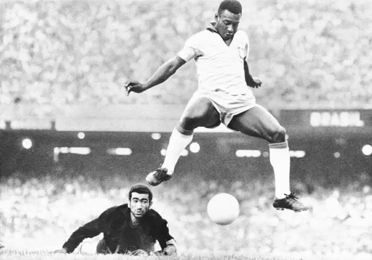 En esta foto de archivo de agosto de 1969, Pelé supera al portero venezolano Fabrizio Fasano en Río de Janeiro, Brasil. Foto Ap
