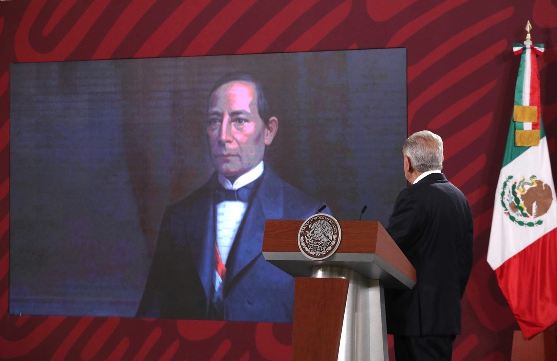 El presidente Andrés Manuel López Obrador observa un retrato del Benemérito de las Américas, Benito Juárez, durante la conferencia matutina en Palacio Nacional, en la Ciudad de México, el 18 de julio de 2022. Foto Luis Castillo