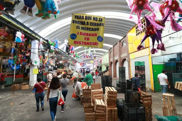 Locatarios del mercado de Jamaica piden seguir medidas sanitarias para evitar que se vuelva a cerrar. Foto María Luisa Severiano