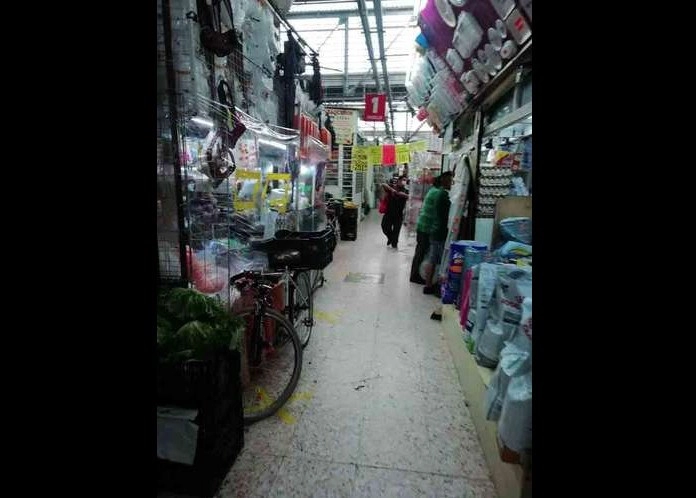 Tras 20 días de permanecer cerrado para evitar aglomeraciones y contagios de Covid-19, ayer reabrió sus puertas el mercado Martínez de la Torre, en la colonia Guerrero. Foto Laura Gómez Flores