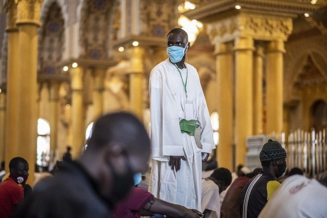 En el interior de la mezquita Massalikul Jinaan en Dakar, unos 2 mil hombres colocaron sus esteras de oración a 1.5 metros de distancia, mientras que otros 3 mil se dispersaron en el patio de la mezquita más grande de África occidental. Foto Ap 