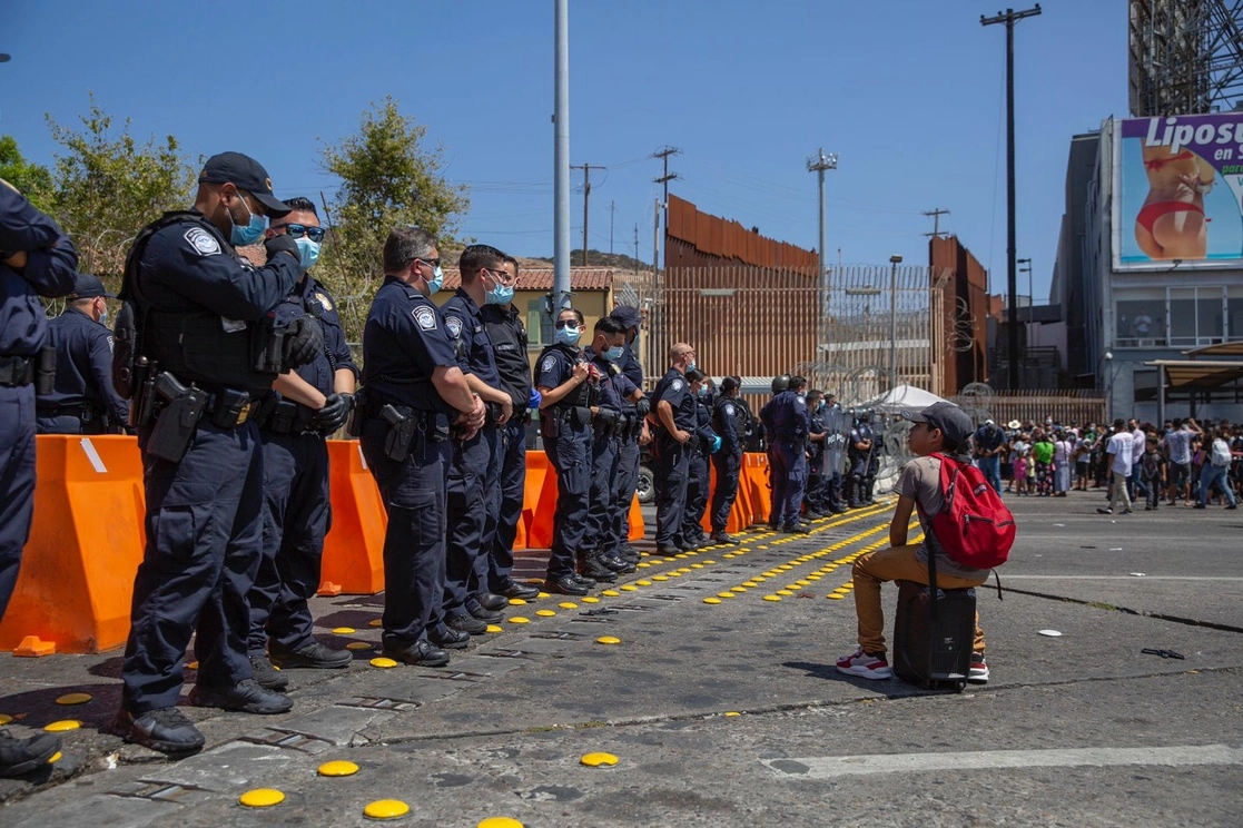 Durante el cierre del paso peatonal. Foto Omar Martínez/ La Jornada Baja California