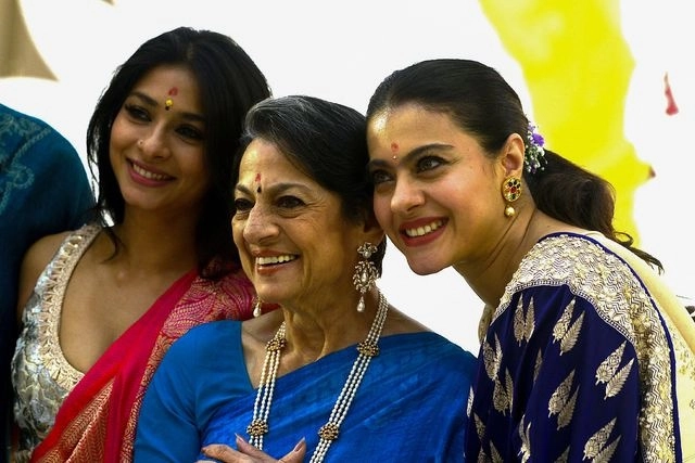 Las actrices de Bollywood Tanisha Mukhrjee, Kajol Devgan, con su madre Tanuja Samrth duranteel festival Durga Puja en Mumbai, India. Foto Afp