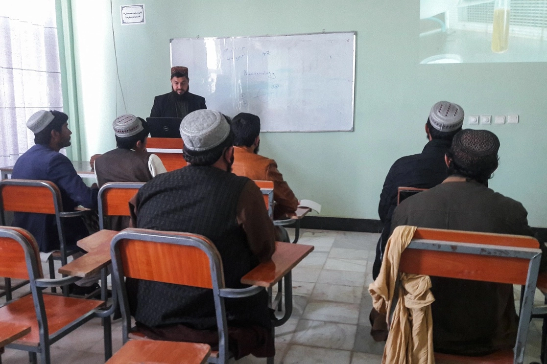 Estudiantes regresaron a la Universidad de Helmand, por primera vez desde la toma del poder de los talibanes en Afganistán, el 2 de febrero de 2022. Foto Afp