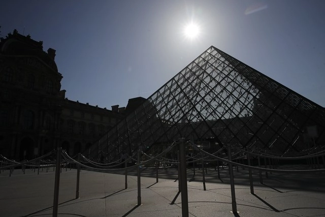 Se muestra la pirámide del museo del Louvre antes de su reapertura el próximo 6 de julio en París. Foto Ap / Archivo