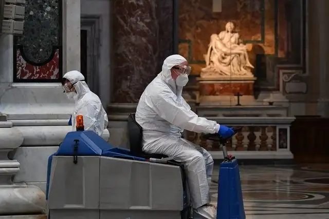 Los agentes de limpieza pulverizaron "una solución a base de cloro diluido, dosificado para no dañar las preciosas superficies y los objetos de arte". Foto Afp 