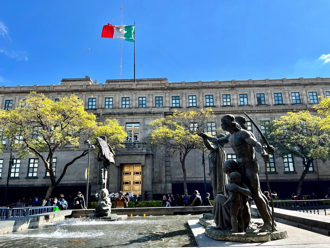Por decisión de la segunda sala, la SCJN revisará y dictará sentencia de los amparos promovidos por 18 empresas generadoras de energía eléctrica en contra de la Ley de la Industria Eléctrica, con lo cual el máximo tribunal volverá a analizar el tema. Foto Luis Castillo / Archivo