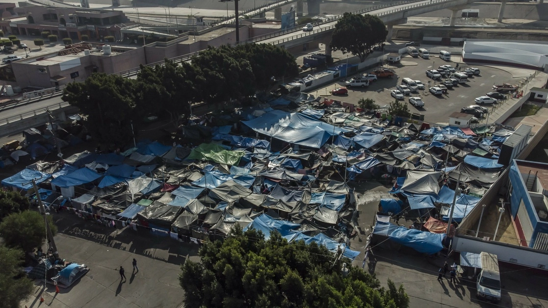 Representantes de México y Estados Unidos acordaron la decisión debido a que la Casa Blanca debe cumplir una orden judicial para reinstalar el programa que gestó Donald Trump. En la imagen, campamento de migrantes en Tijuana, ayer. Foto Cuartoscuro