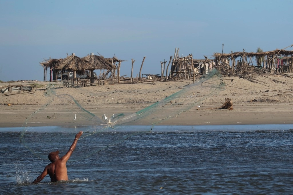 Los negocios playeros en la localidad, a unos 40 kilómetros del centro del puerto de Acapulco, quedaron devastados por el paso del huracán ‘Otis’. Residentes recurren a la pesca para conseguir alimentos. Foto Alfredo Domínguez